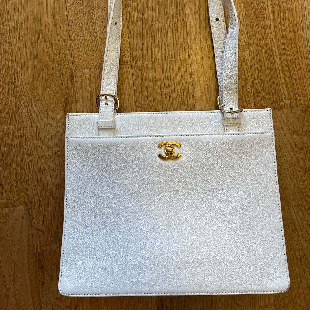 Vintage white Chanel shoulder bag
